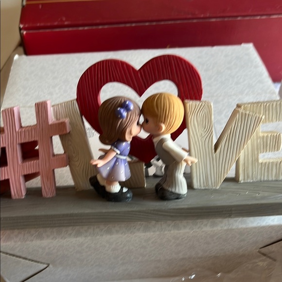 Precious Moments Romantic Love Figurine with Heart NWT - Picture 1 of 6